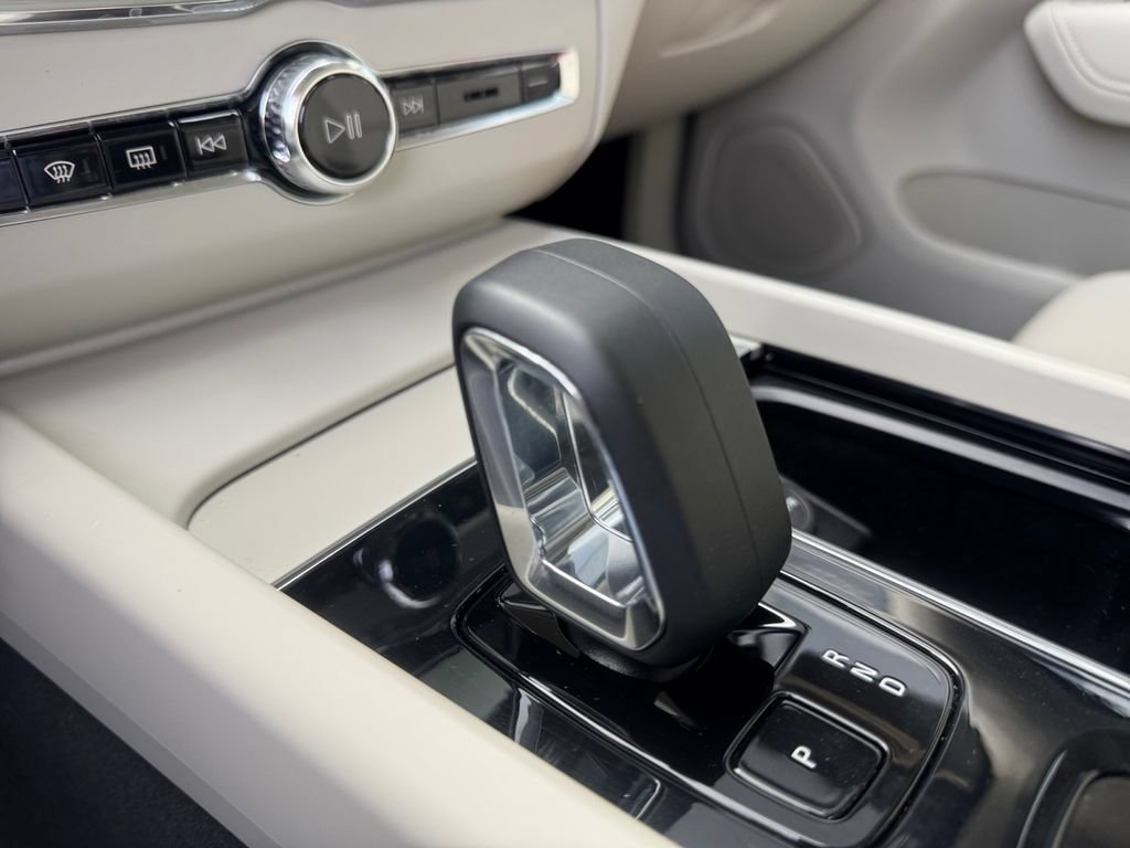 Certified 2023 Volvo XC60 B5 Core w/ Climate Package AWD/4WD image 17