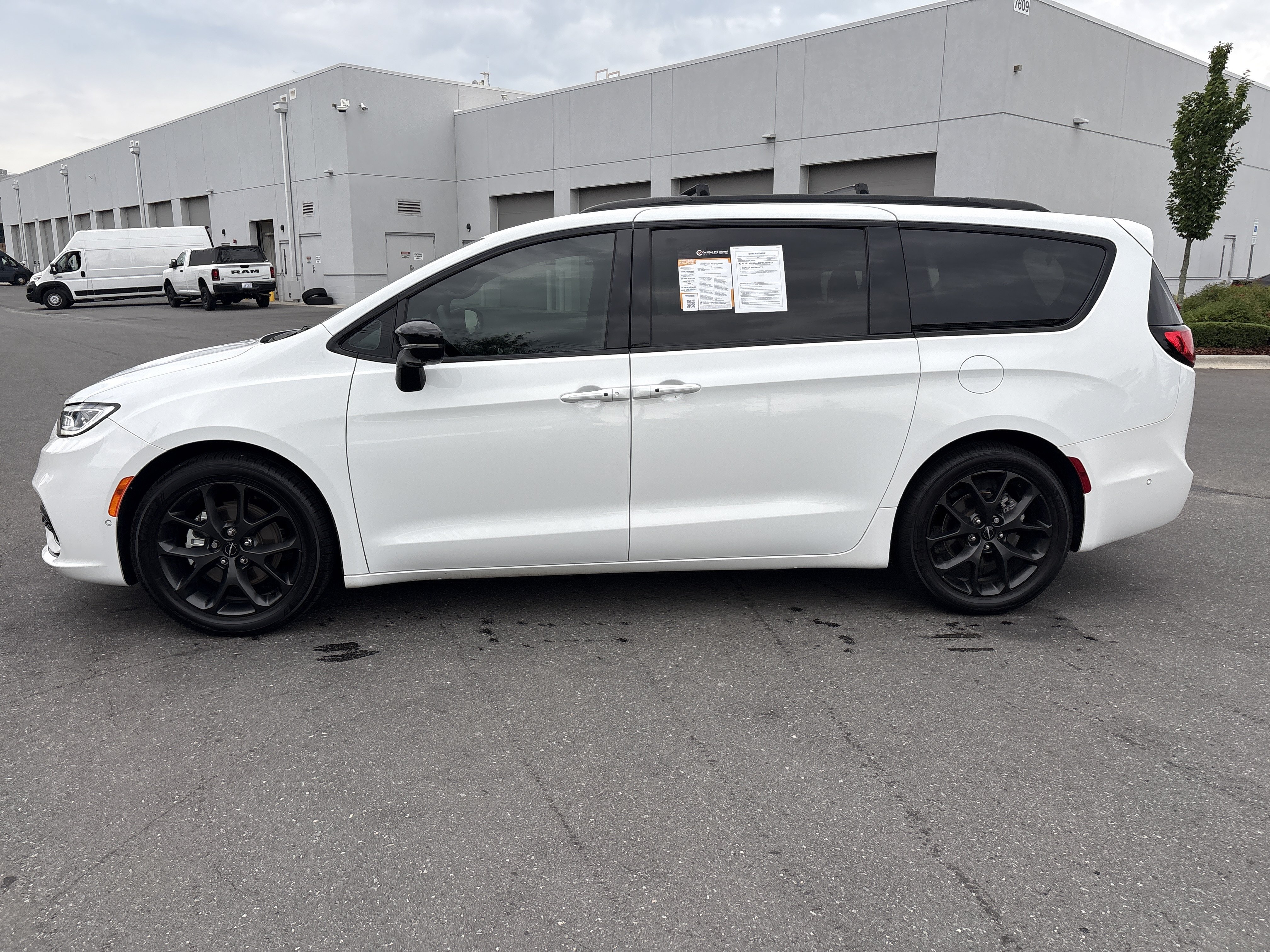 Used 2023 Chrysler Pacifica Limited w/ Uconnect Theater Family Group FWD image 6