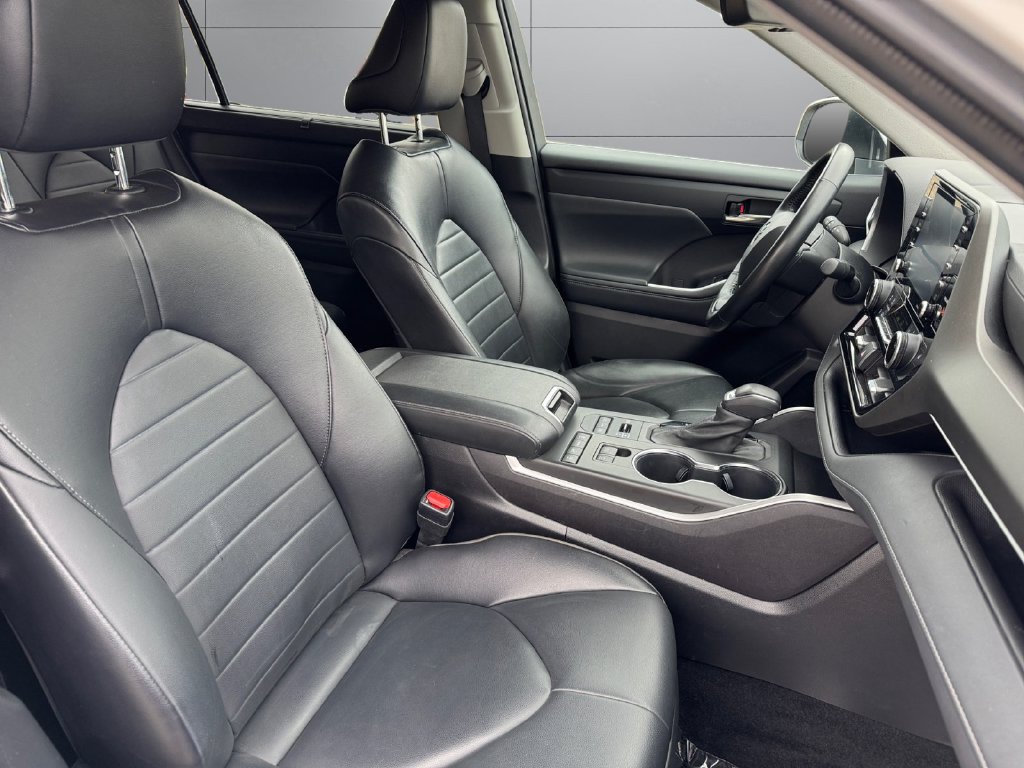 Used 2022 Toyota Highlander XLE AWD/4WD image 17