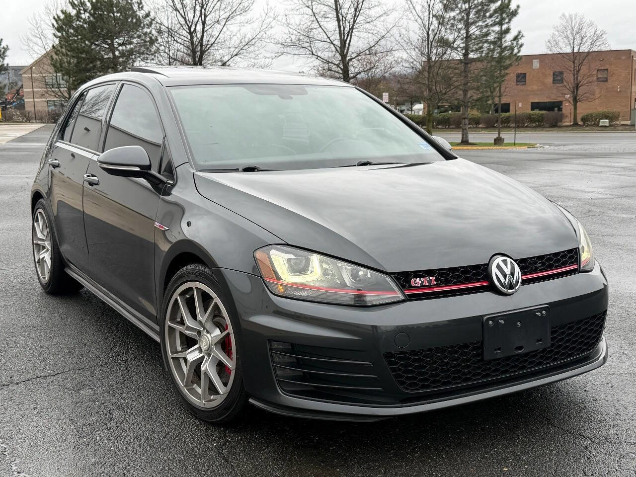Used 2017 Volkswagen GTI SE image 1