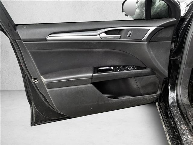 Used 2015 Ford Fusion SE image 12