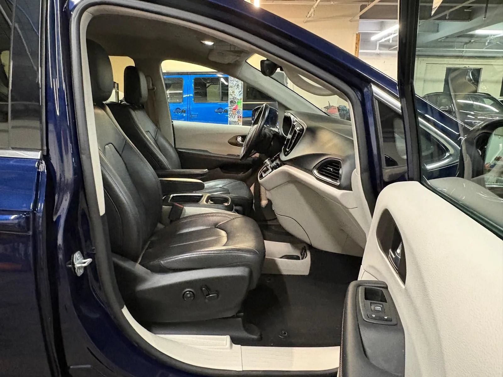 Used 2017 Chrysler Pacifica Touring-L Plus w/ Advanced Safetytec Group FWD image 20