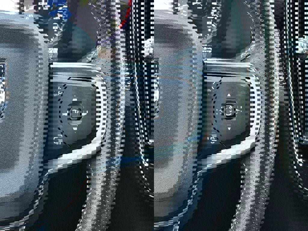 Used 2021 Volvo XC40 T4 R-Design w/ Advanced Package image 19