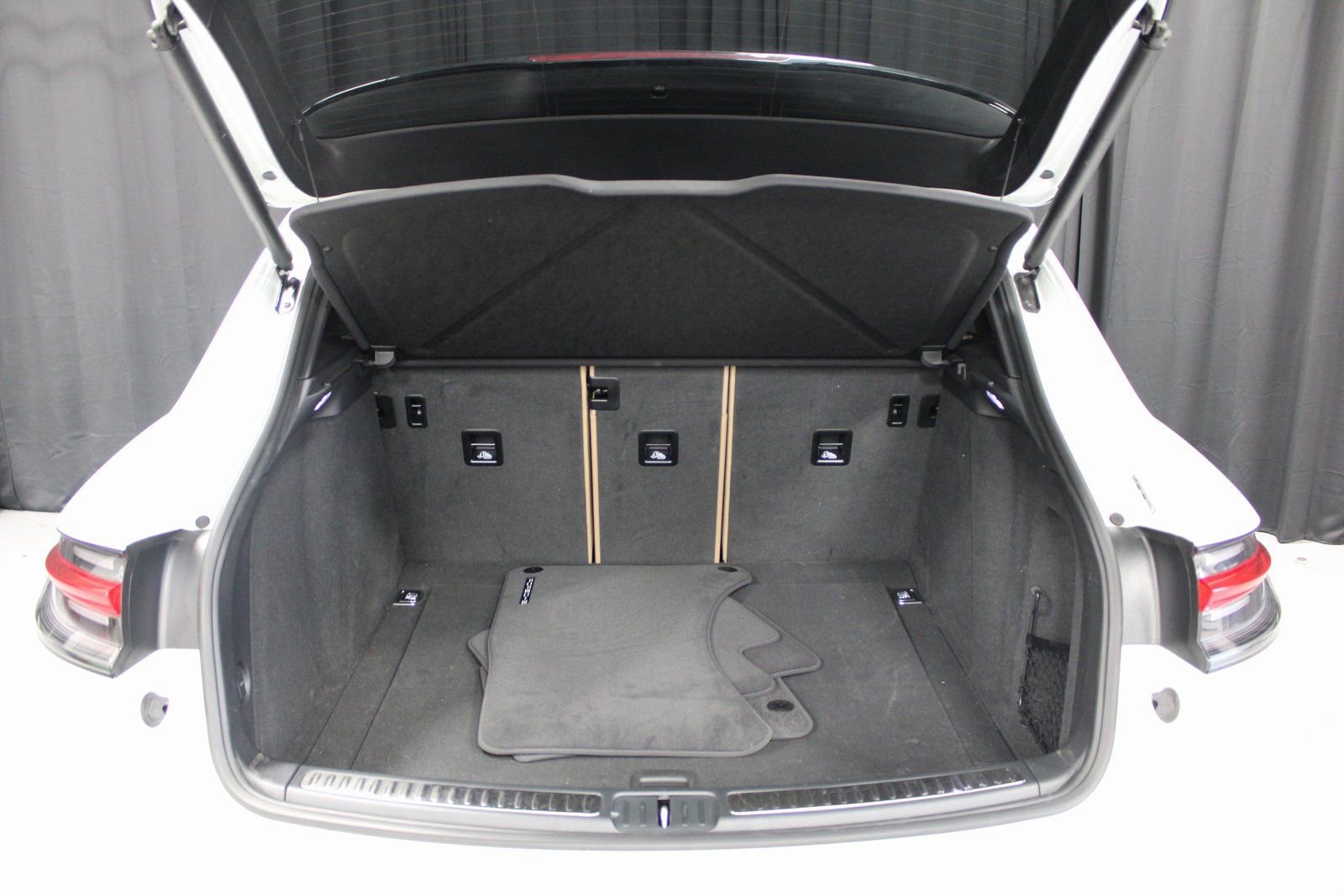 Certified 2025 Porsche Macan image 14