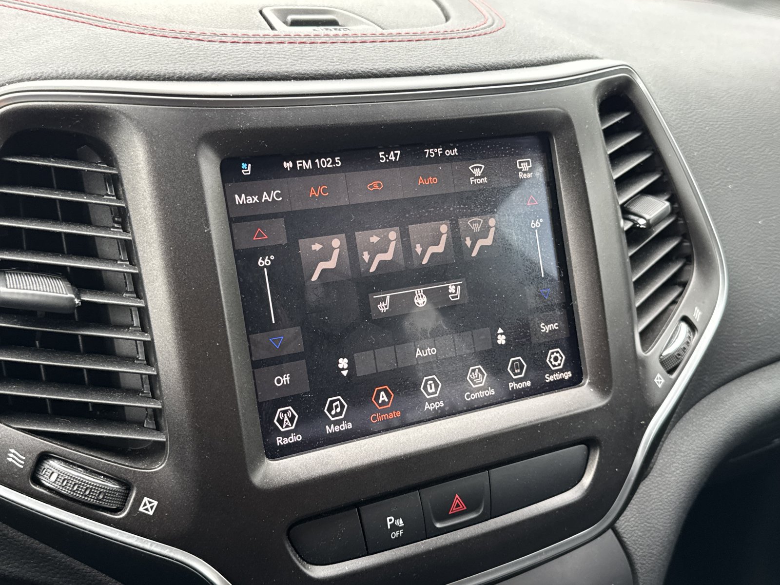 Used 2019 Jeep Cherokee Trailhawk AWD/4WD image 16
