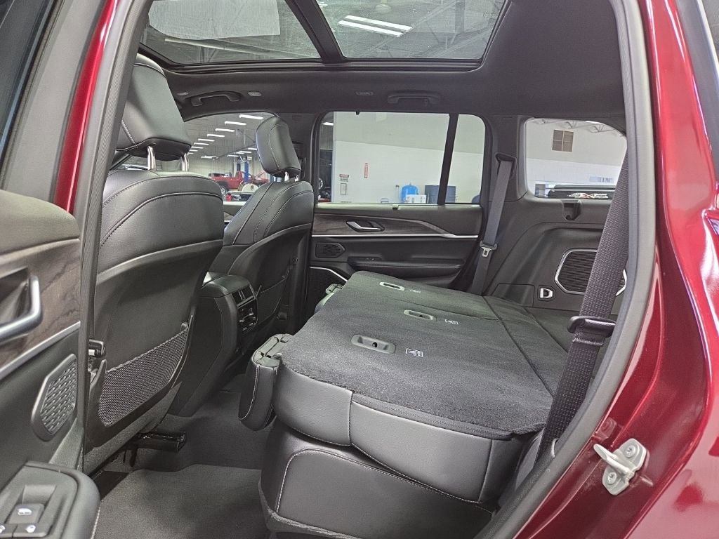 Used 2024 Jeep Grand Cherokee Limited w/ Luxury Tech Group II image 40