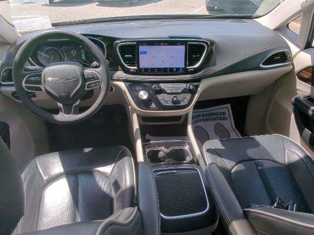Certified 2024 Chrysler Pacifica Limited FWD image 17