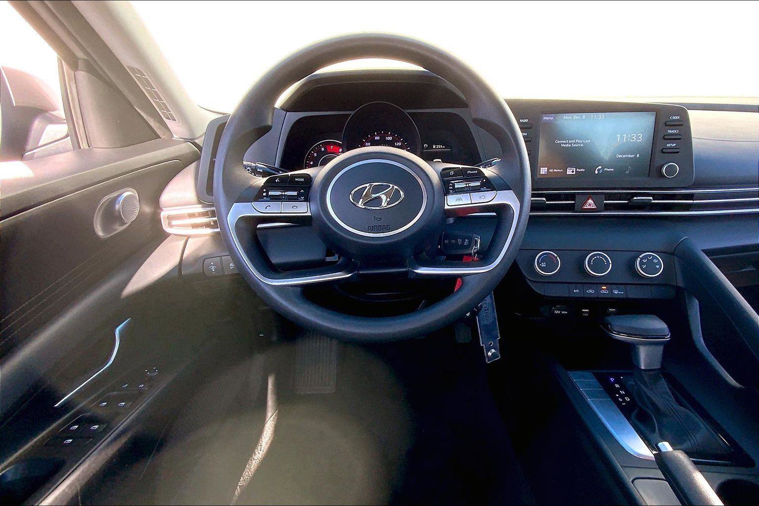 Used 2022 Hyundai Elantra SE w/ Cargo Package image 5