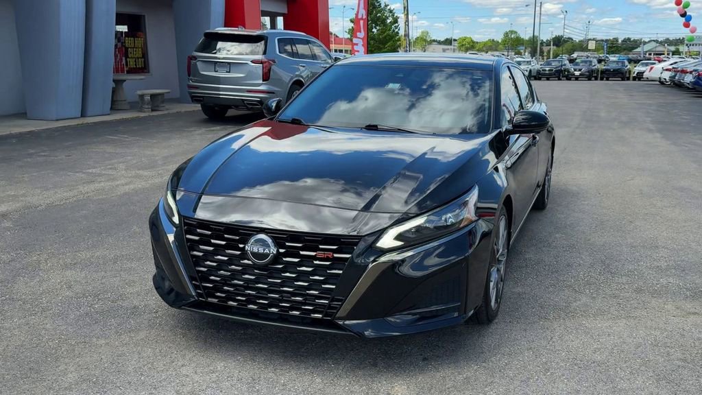 Used 2024 Nissan Altima 2.0 SR FWD image 2