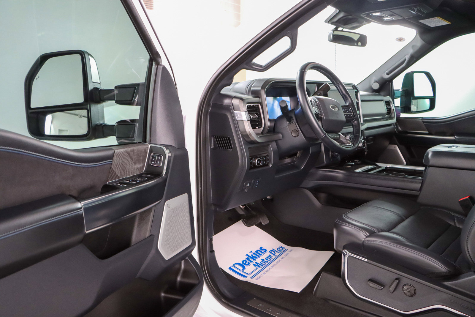Used 2025 Ford F450 Platinum w/ FX4 Off-Road Package AWD/4WD image 3