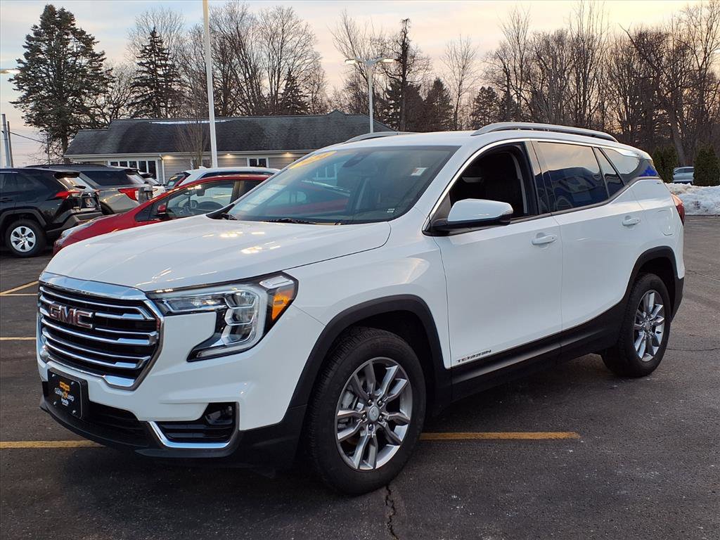 Used 2024 GMC Terrain SLT image 3