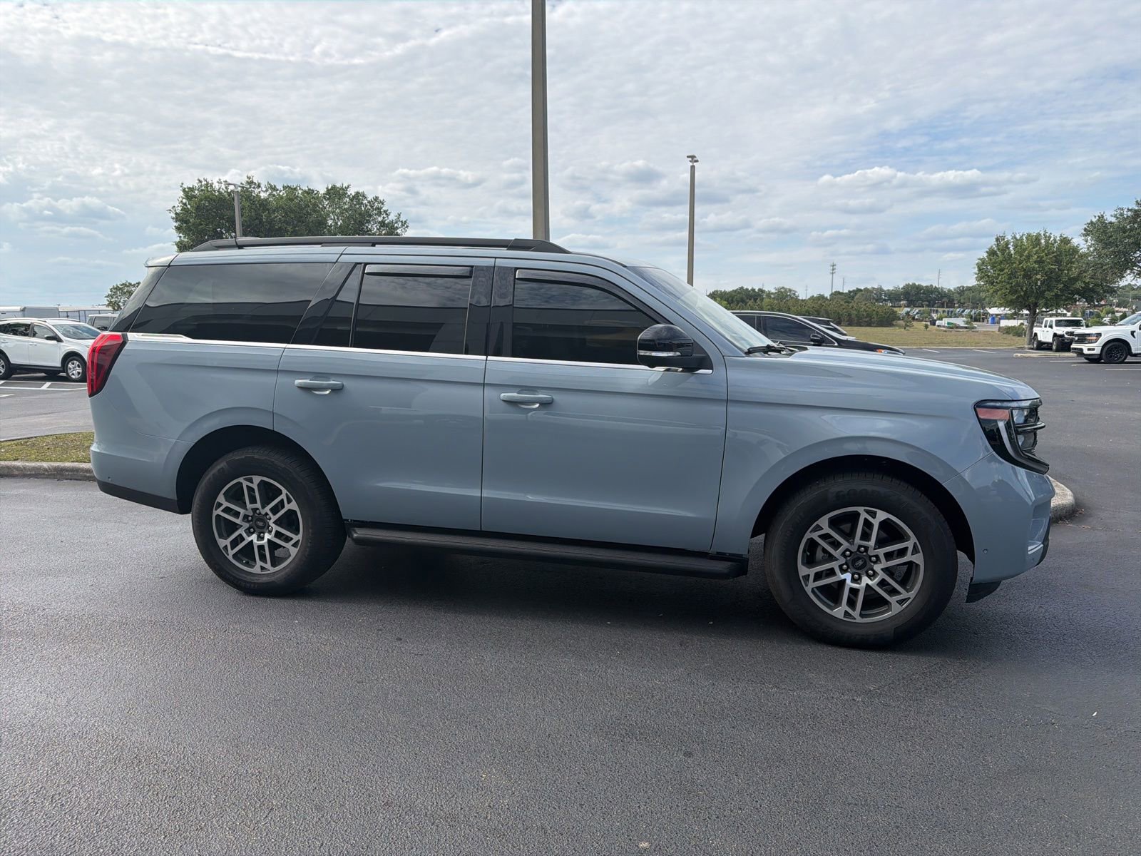 Used 2025 Ford Expedition Active RWD image 3