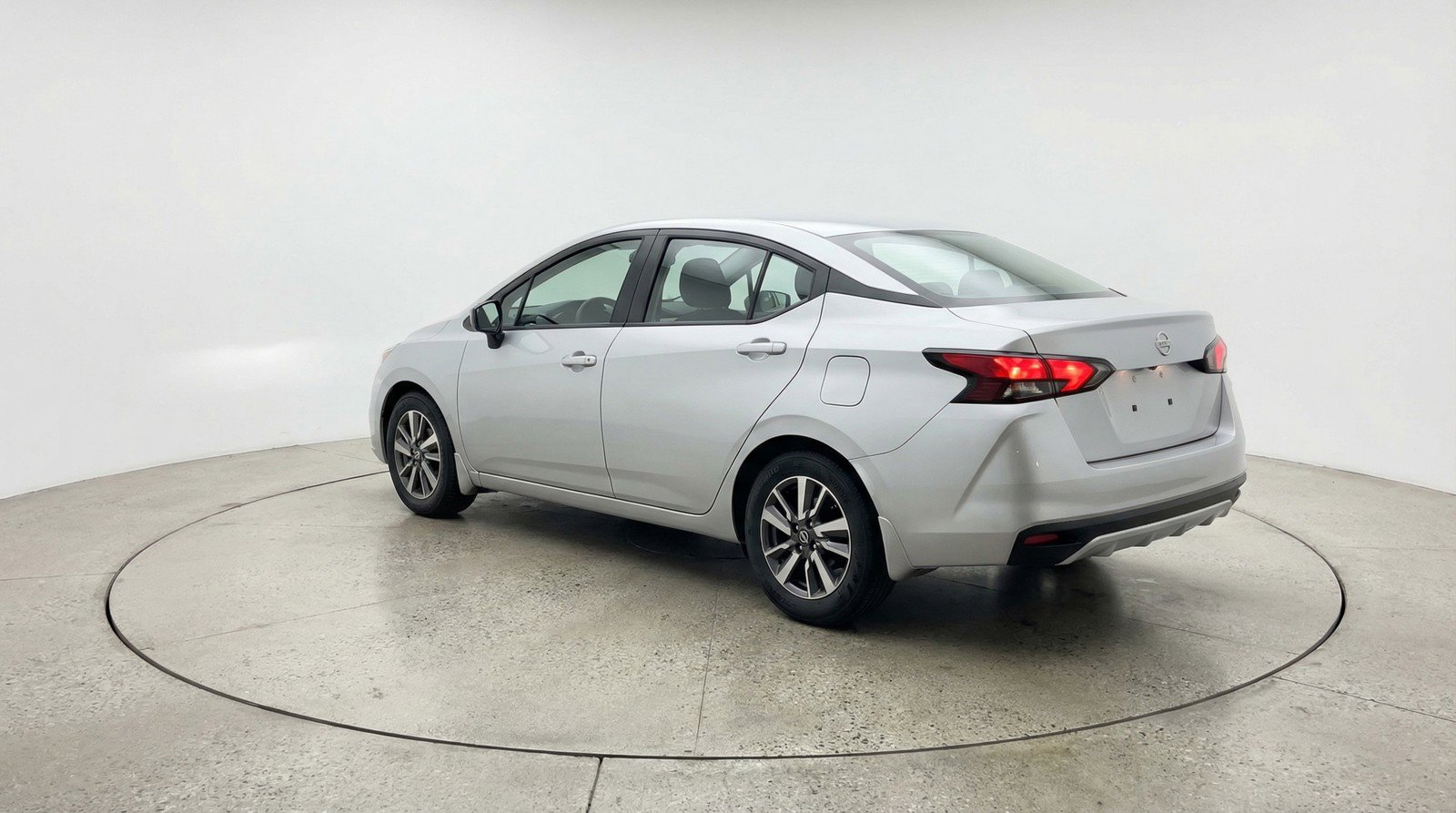 Used 2025 Nissan Versa SV image 6