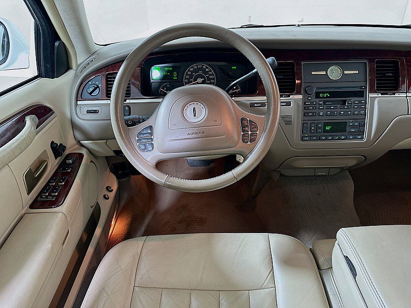 Used 2004 Lincoln Town Car Signature RWD image 19