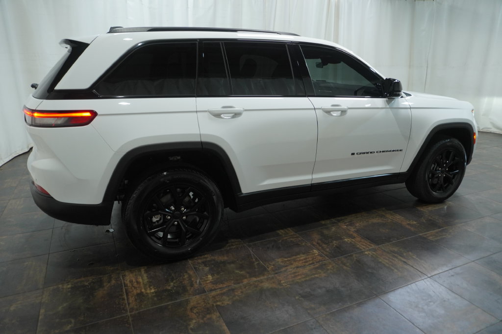 Used 2025 Jeep Grand Cherokee Altitude AWD/4WD image 4