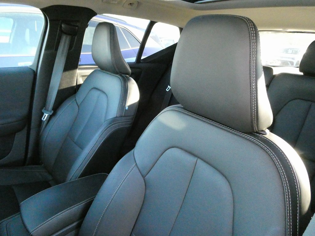 Used 2024 Volvo XC40 B5 Plus image 30