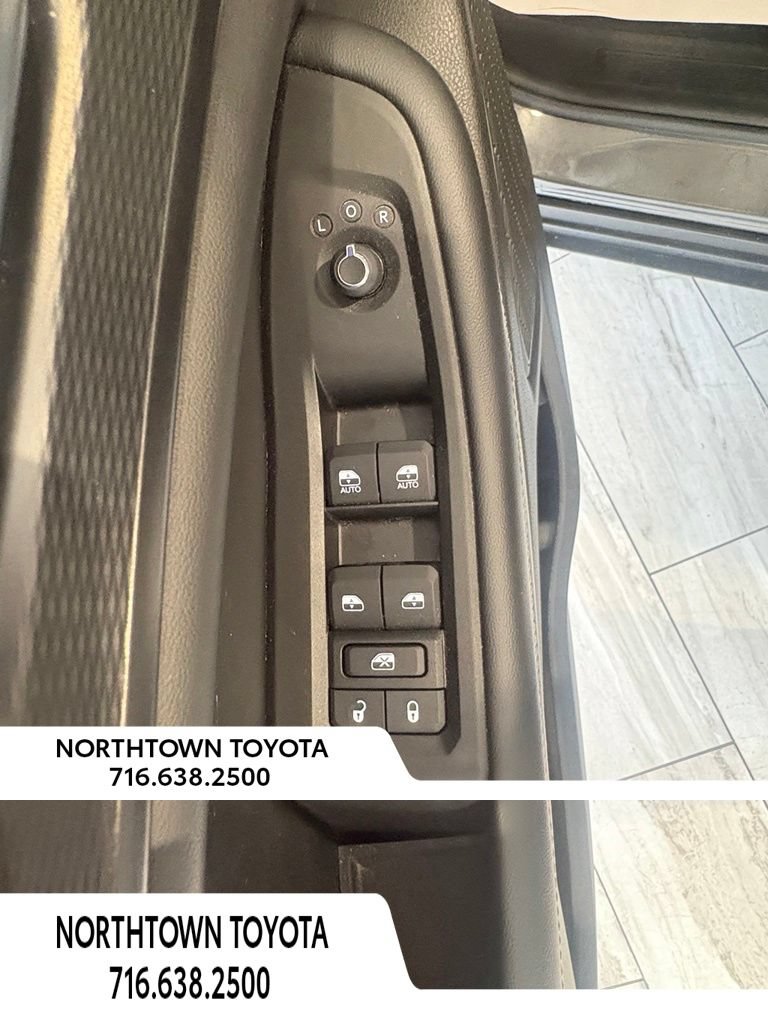 Used 2023 Jeep Grand Cherokee Altitude AWD/4WD image 9