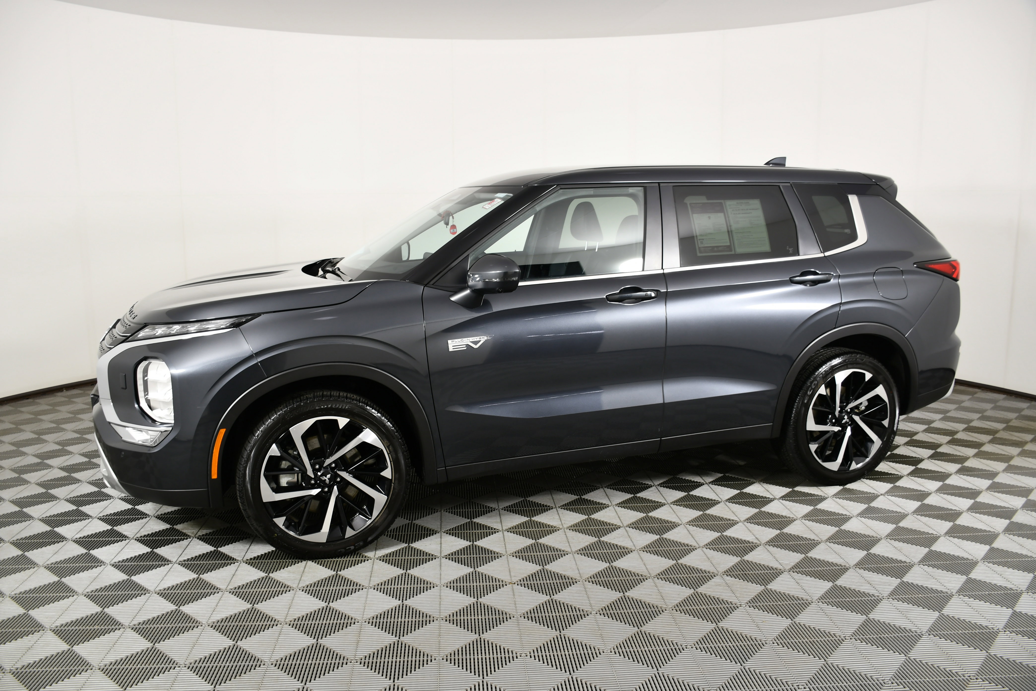 Used 2025 Mitsubishi Outlander SE image 9