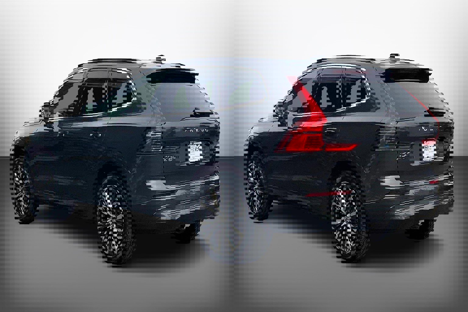 Used 2022 Volvo XC60 B5 Momentum w/ Climate Package image 13