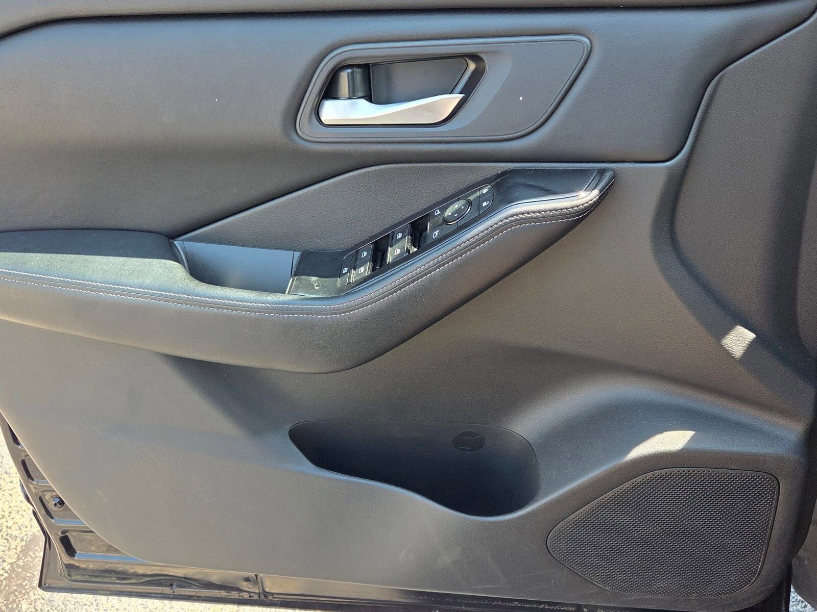 Used 2025 Nissan Rogue SV image 28