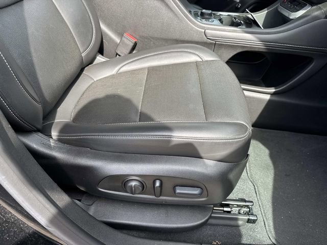 Used 2023 GMC Acadia SLT w/ Elevation Edition image 14