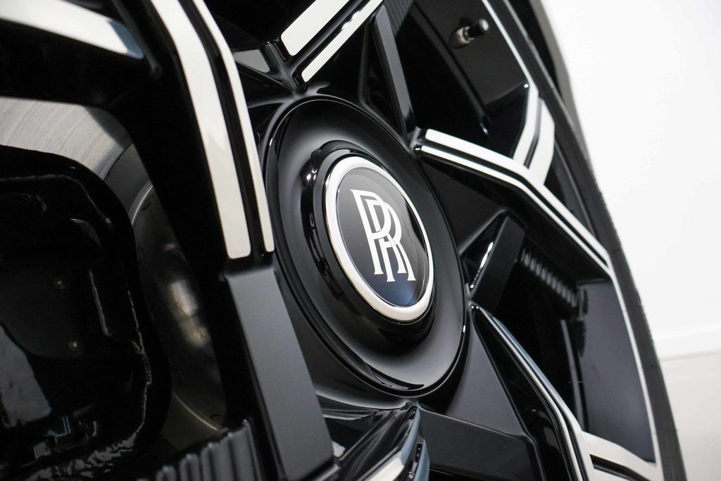 Used 2025 Rolls-Royce Cullinan Black Badge AWD/4WD image 93