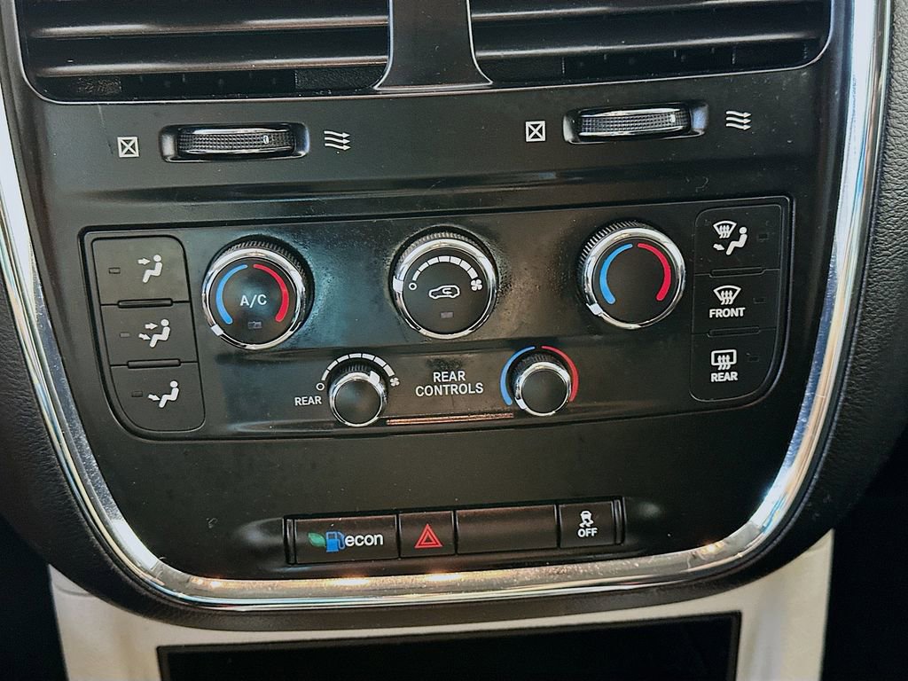 Used 2016 Dodge Grand Caravan SXT FWD image 18
