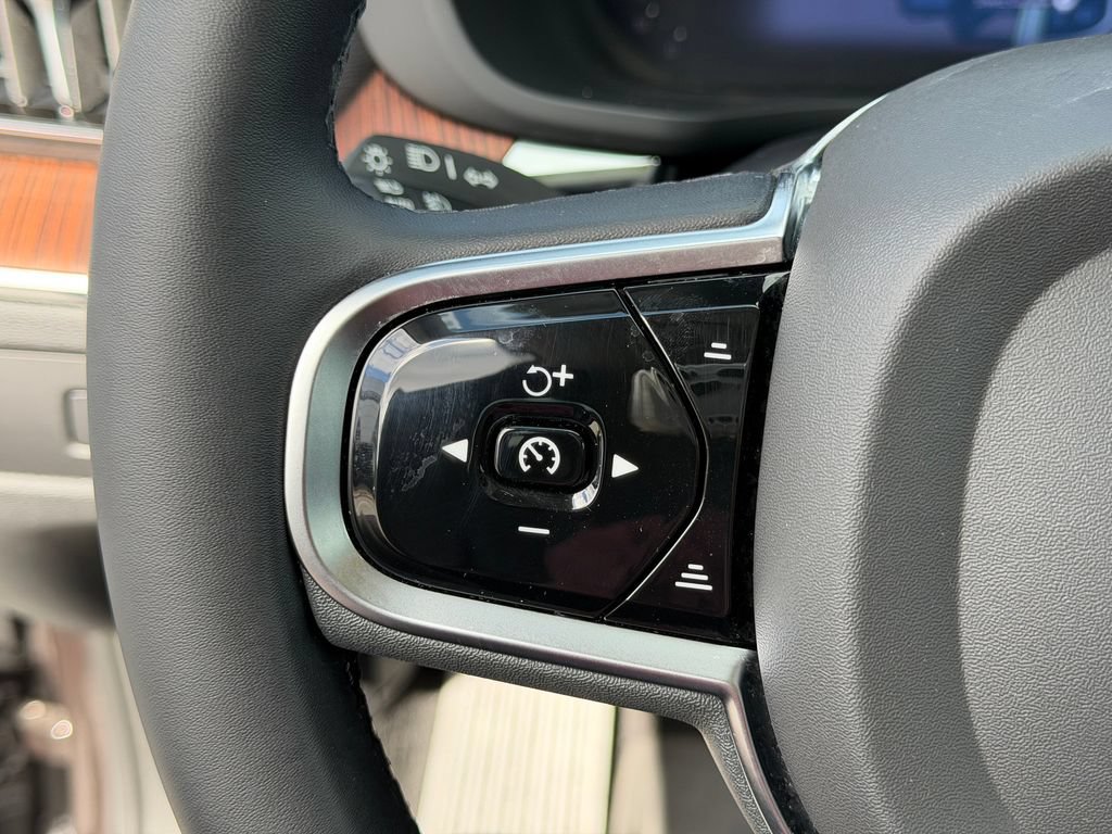 Certified 2023 Volvo XC60 B5 Plus w/ Climate Package AWD/4WD image 28