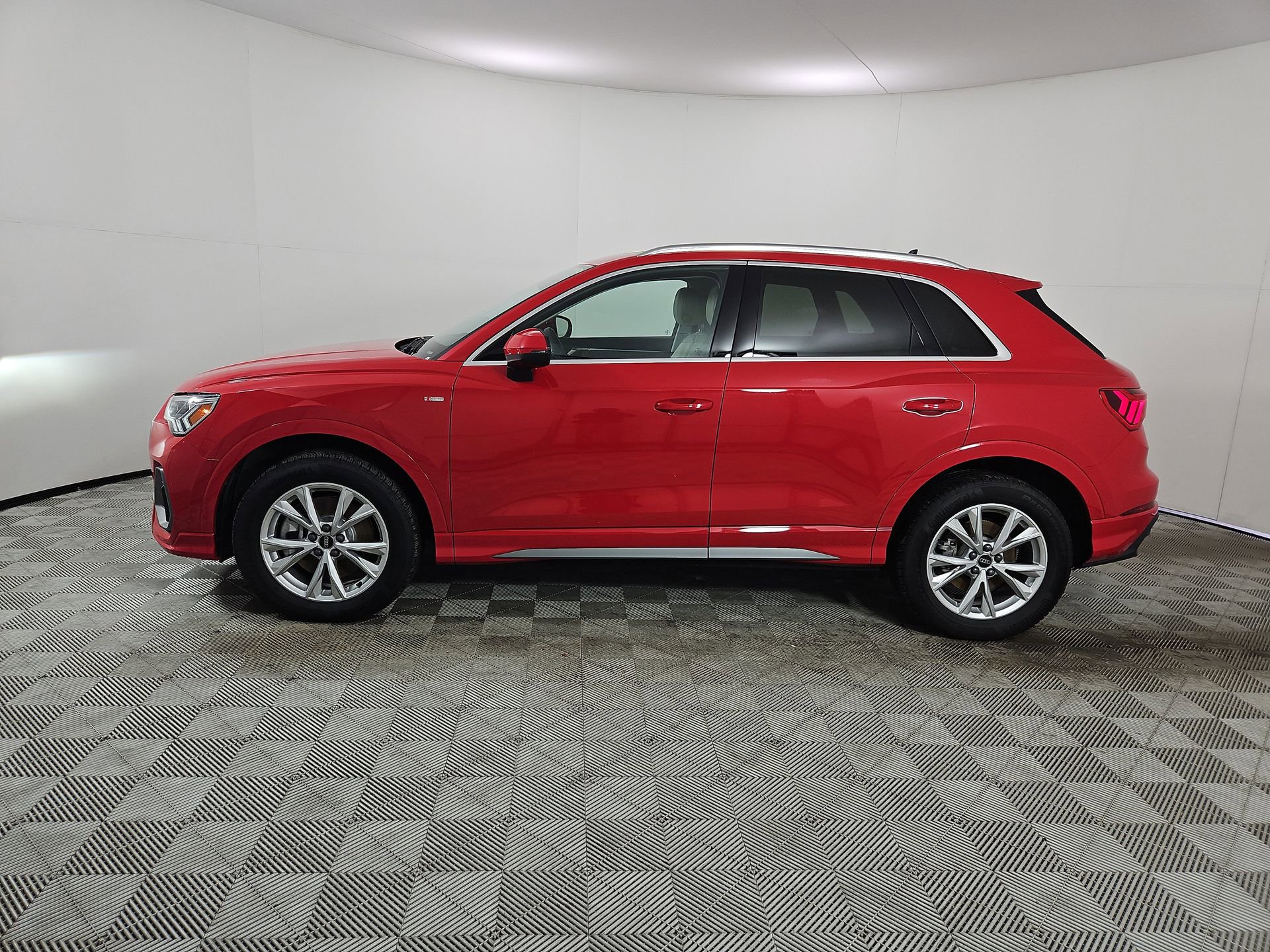 Certified 2025 Audi Q3 2.0T Premium Plus w/ Premium Plus Package image 4