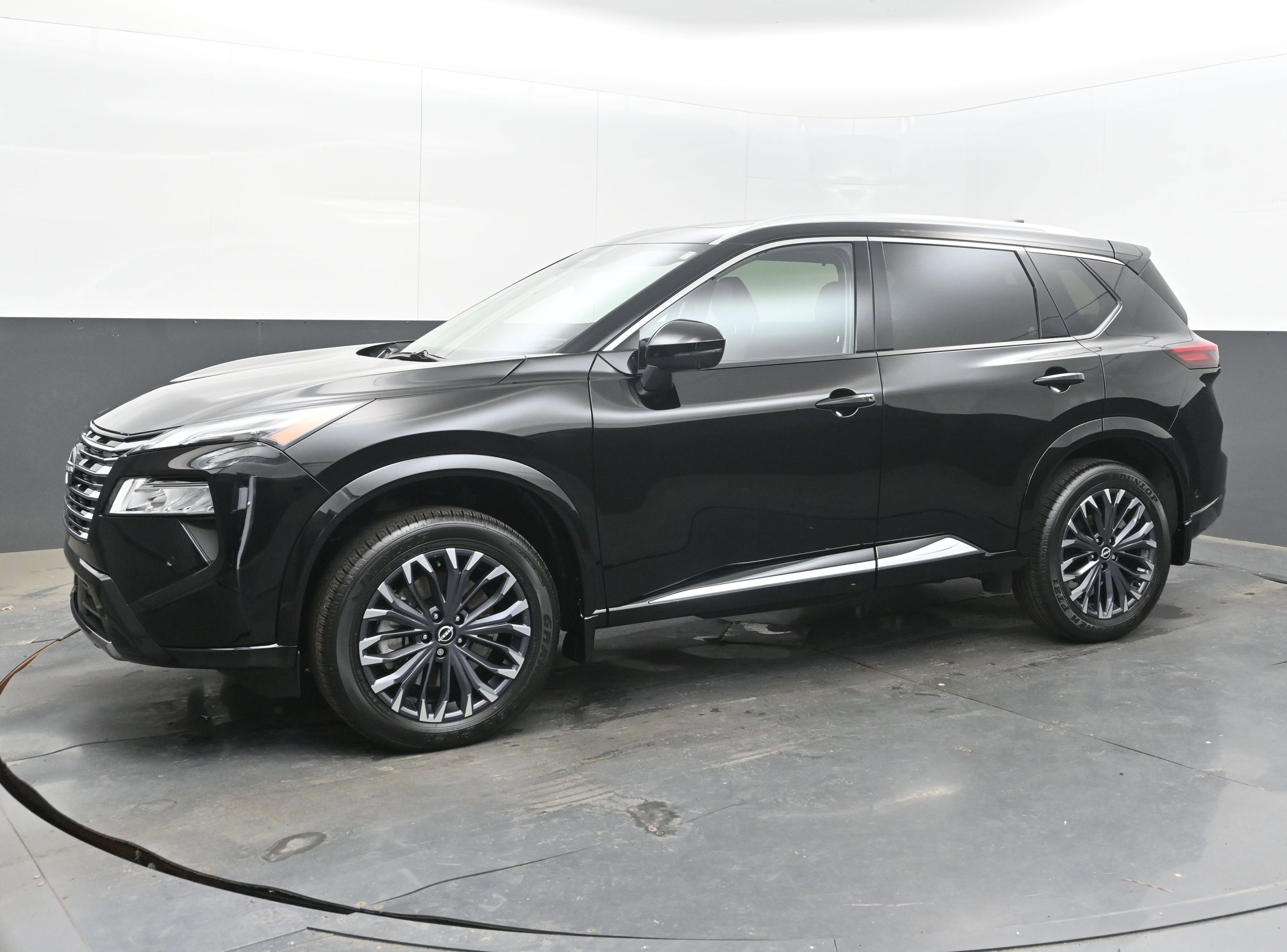 Certified 2025 Nissan Rogue Platinum w/ Tech Package image 4