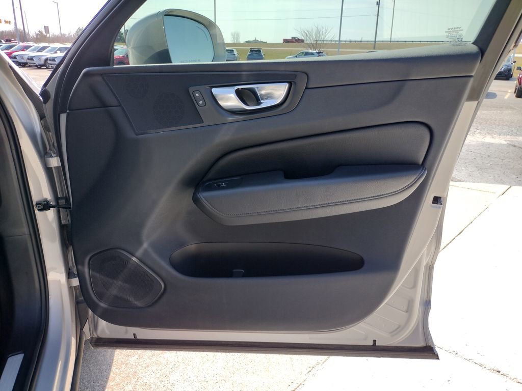 Used 2022 Volvo XC60 B5 Momentum image 32