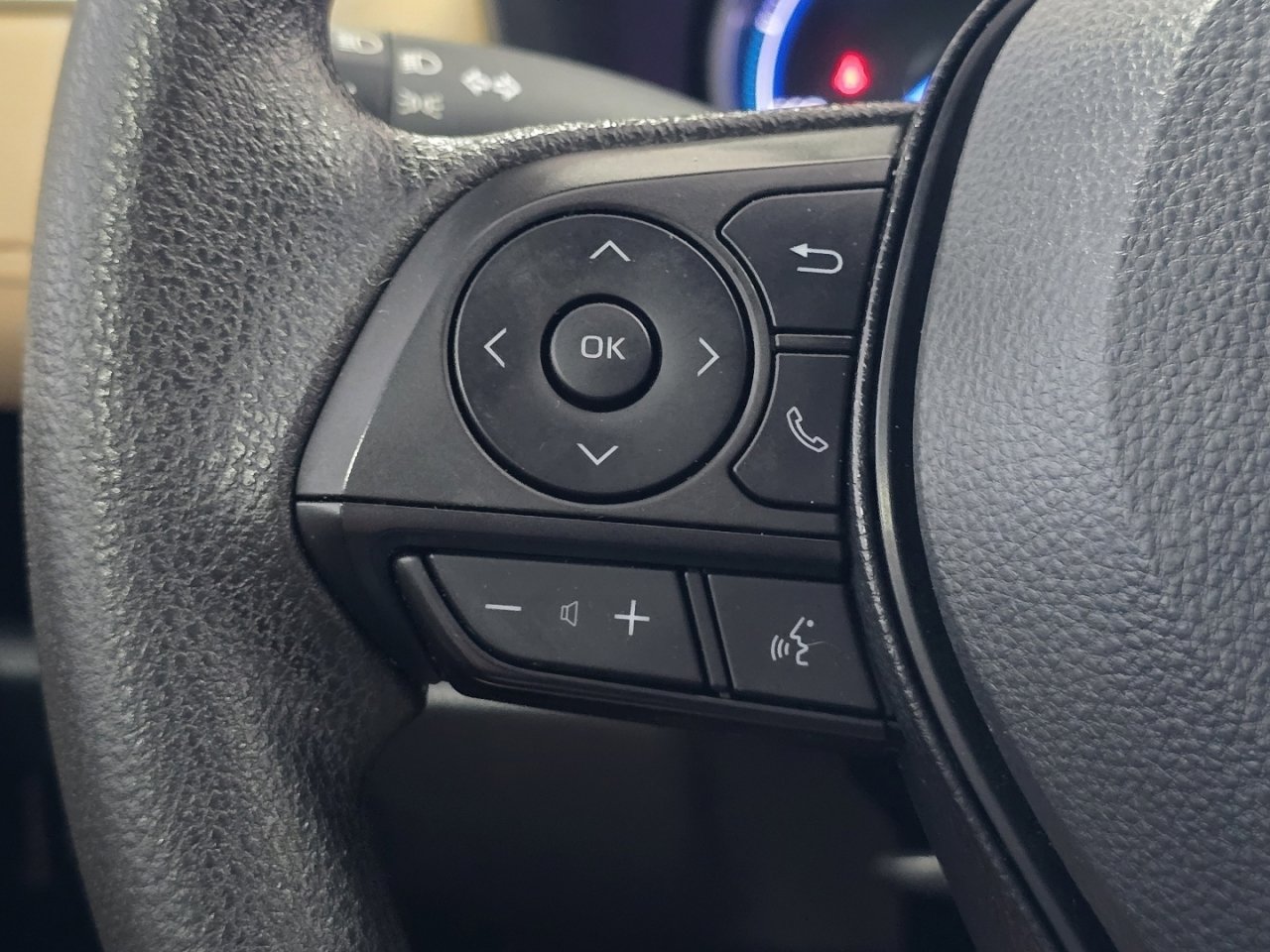 Certified 2023 Toyota RAV4 LE AWD/4WD image 32