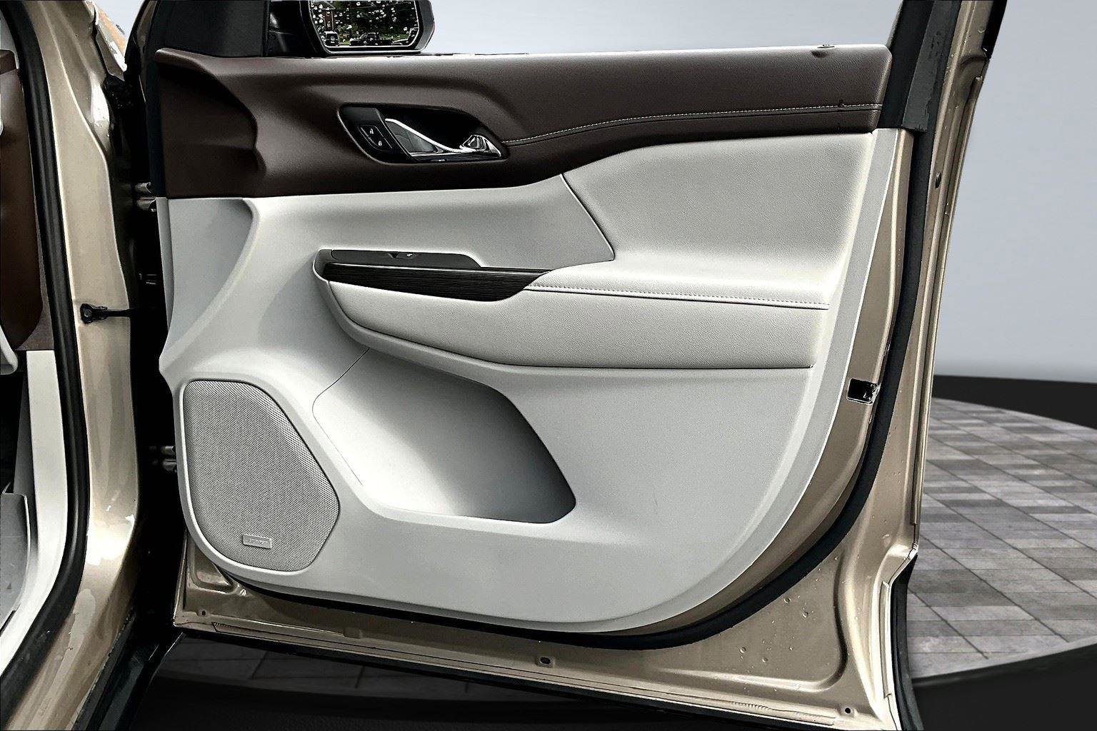 Used 2022 GMC Acadia SLT w/ Technology Package image 25