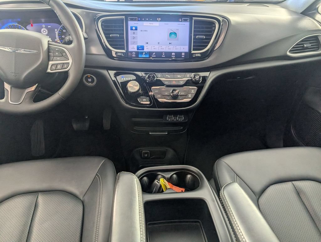 Used 2025 Chrysler Pacifica Select FWD image 24
