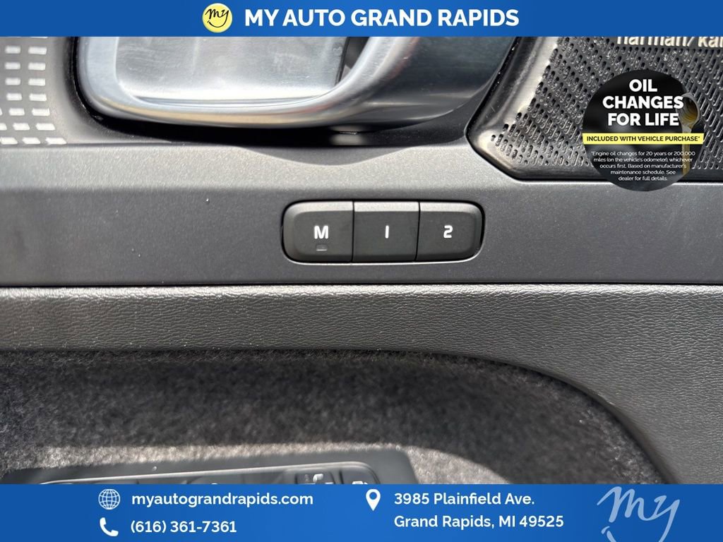 Used 2022 Volvo XC40 T5 R-Design w/ Advanced Package image 11