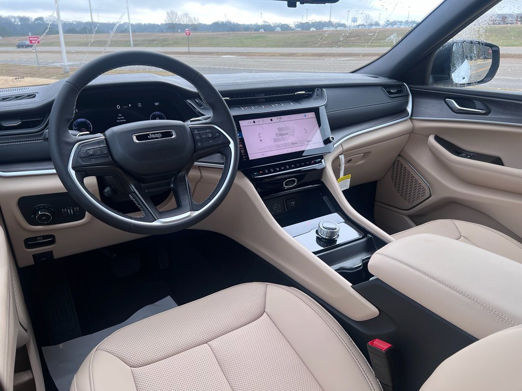 New 2026 Jeep Grand Cherokee Limited w/ Luxury Tech Group II RWD image 17