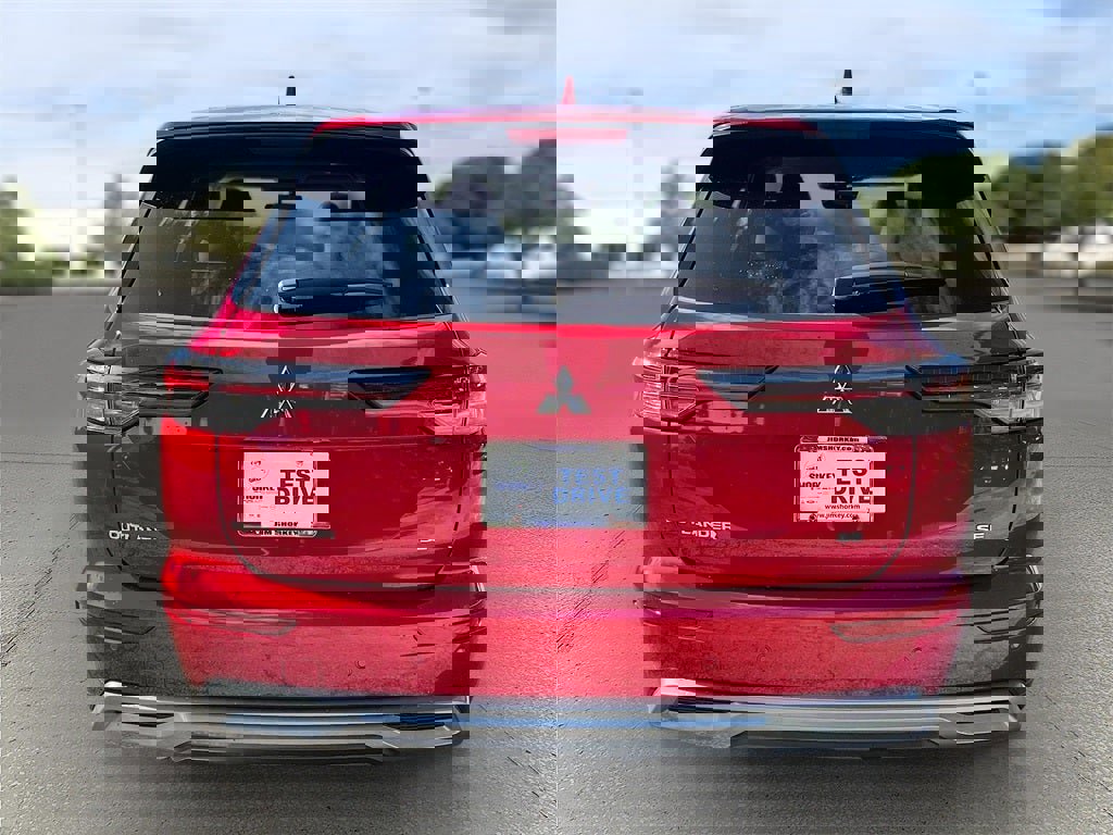 New 2025 Mitsubishi Outlander SE image 6