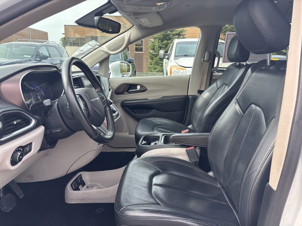 Used 2018 Chrysler Pacifica Touring-L FWD image 10