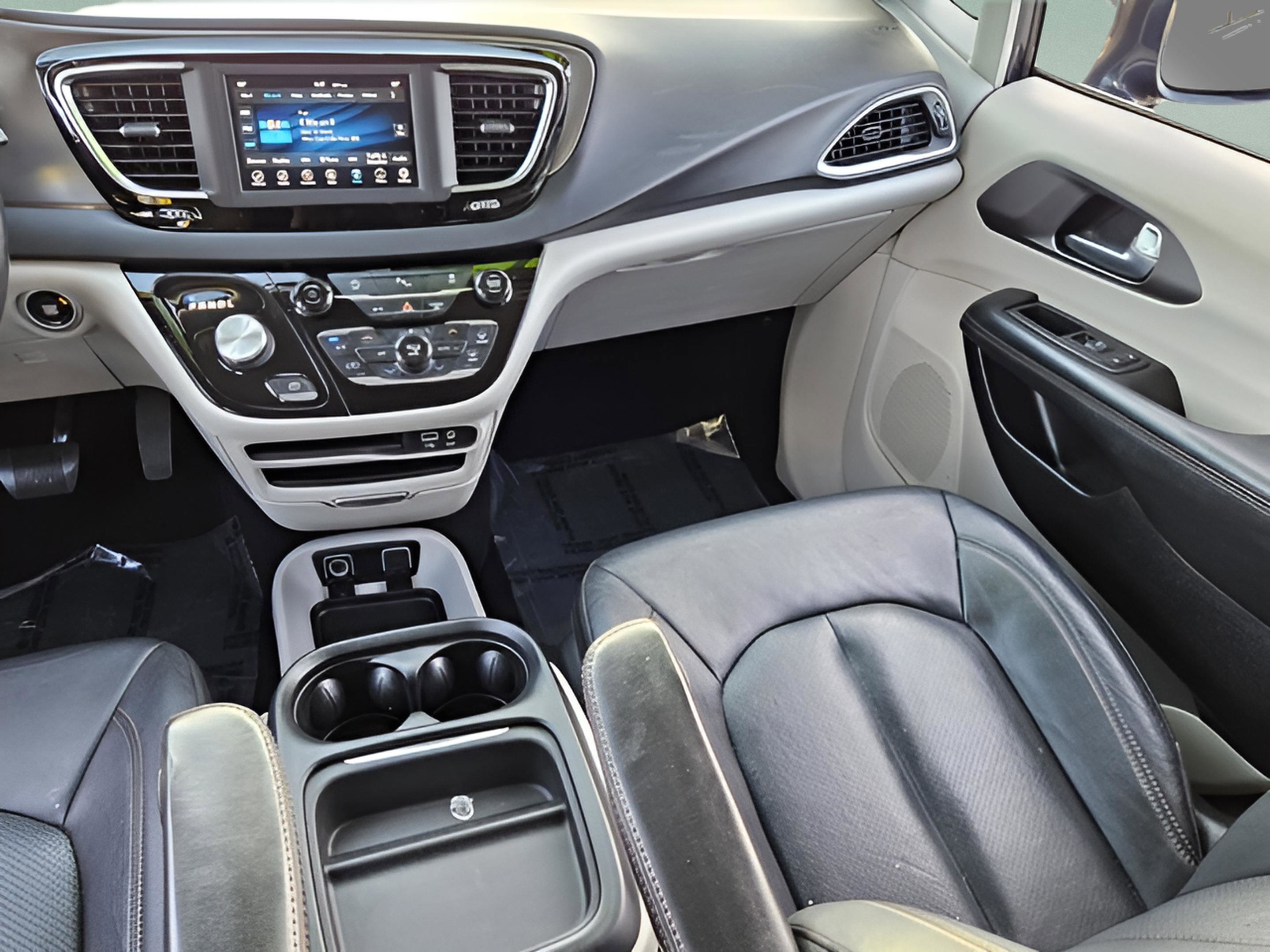 Used 2020 Chrysler Pacifica Touring-L image 13