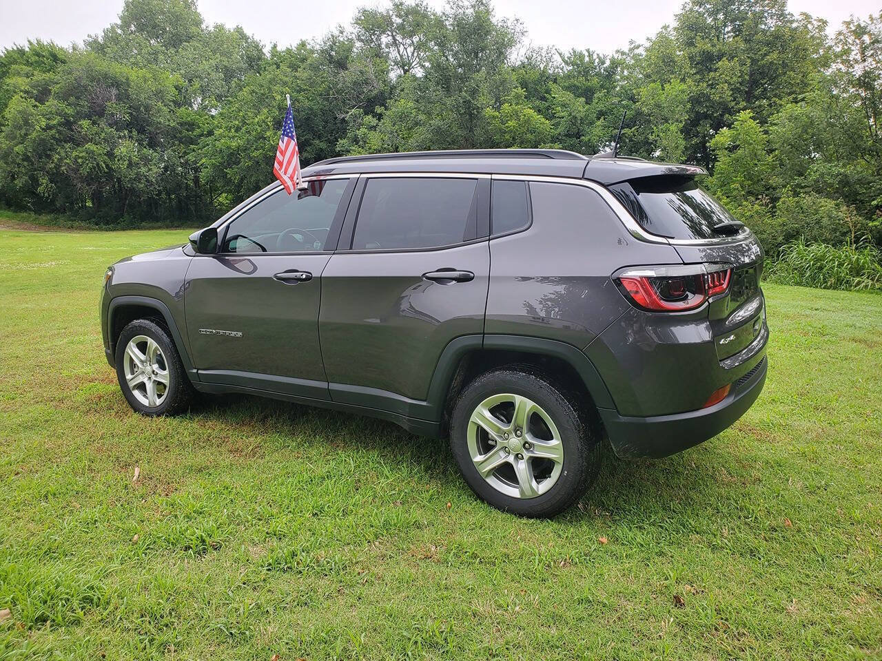 Used 2024 Jeep Compass Latitude w/ Convenience Group AWD/4WD image 7