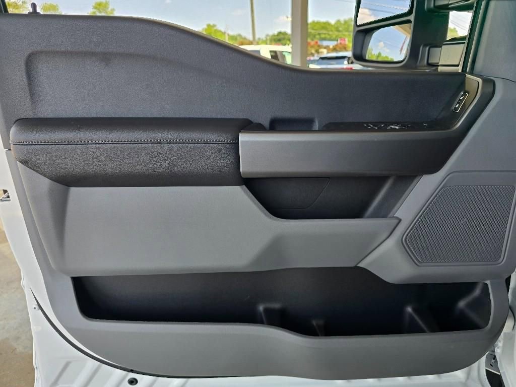 New 2025 Ford F550 4x4 Regular Cab Super Duty image 8