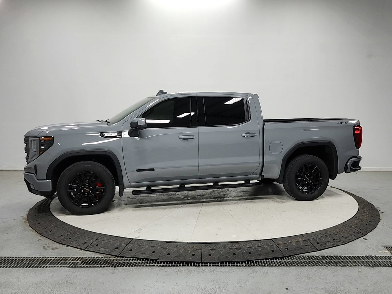 Used 2024 GMC Sierra 1500 Elevation w/ Preferred Package AWD/4WD image 4