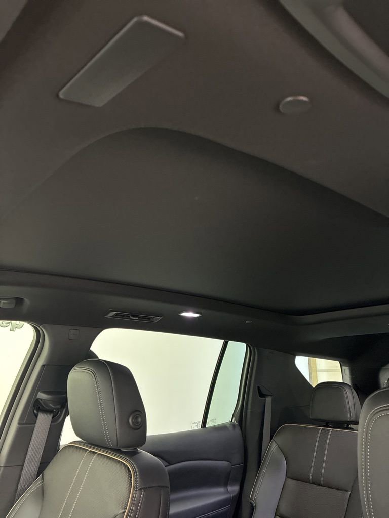 Used 2025 Chevrolet Traverse High Country image 12