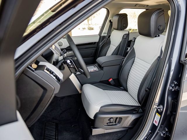 Used 2025 Land Rover Discovery S image 13