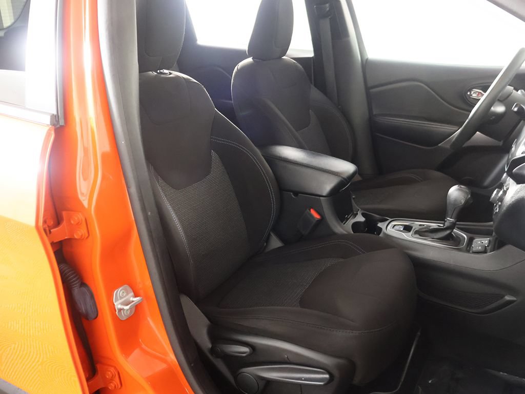 Used 2021 Jeep Cherokee Latitude FWD image 26