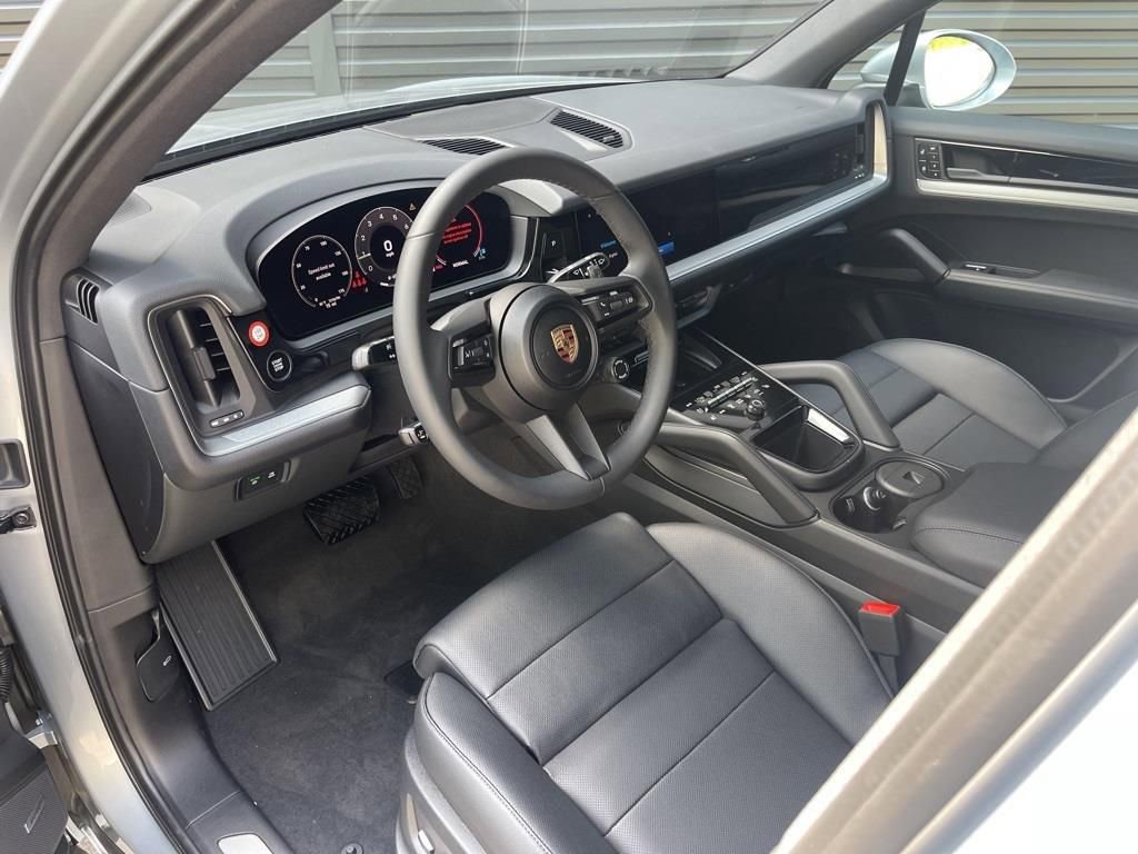 Certified 2025 Porsche Cayenne AWD/4WD image 4