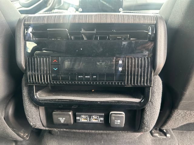 Used 2024 Jeep Wagoneer L Series II w/ Flexible Seating Group AWD/4WD image 13