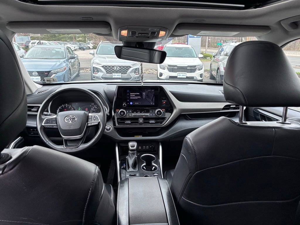Used 2023 Toyota Highlander XLE AWD/4WD image 17