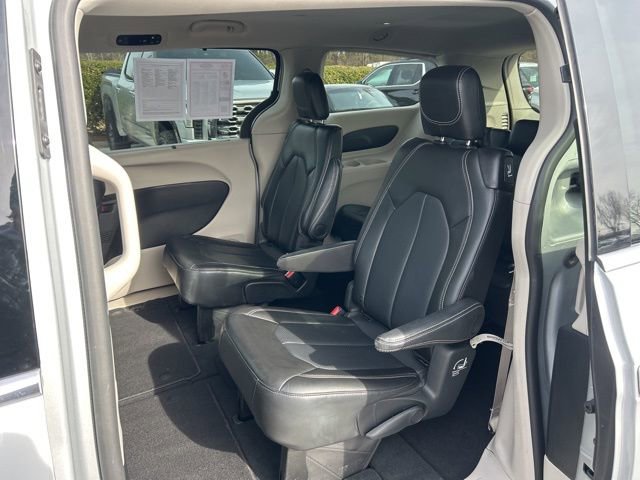 Used 2024 Chrysler Pacifica Touring-L image 15