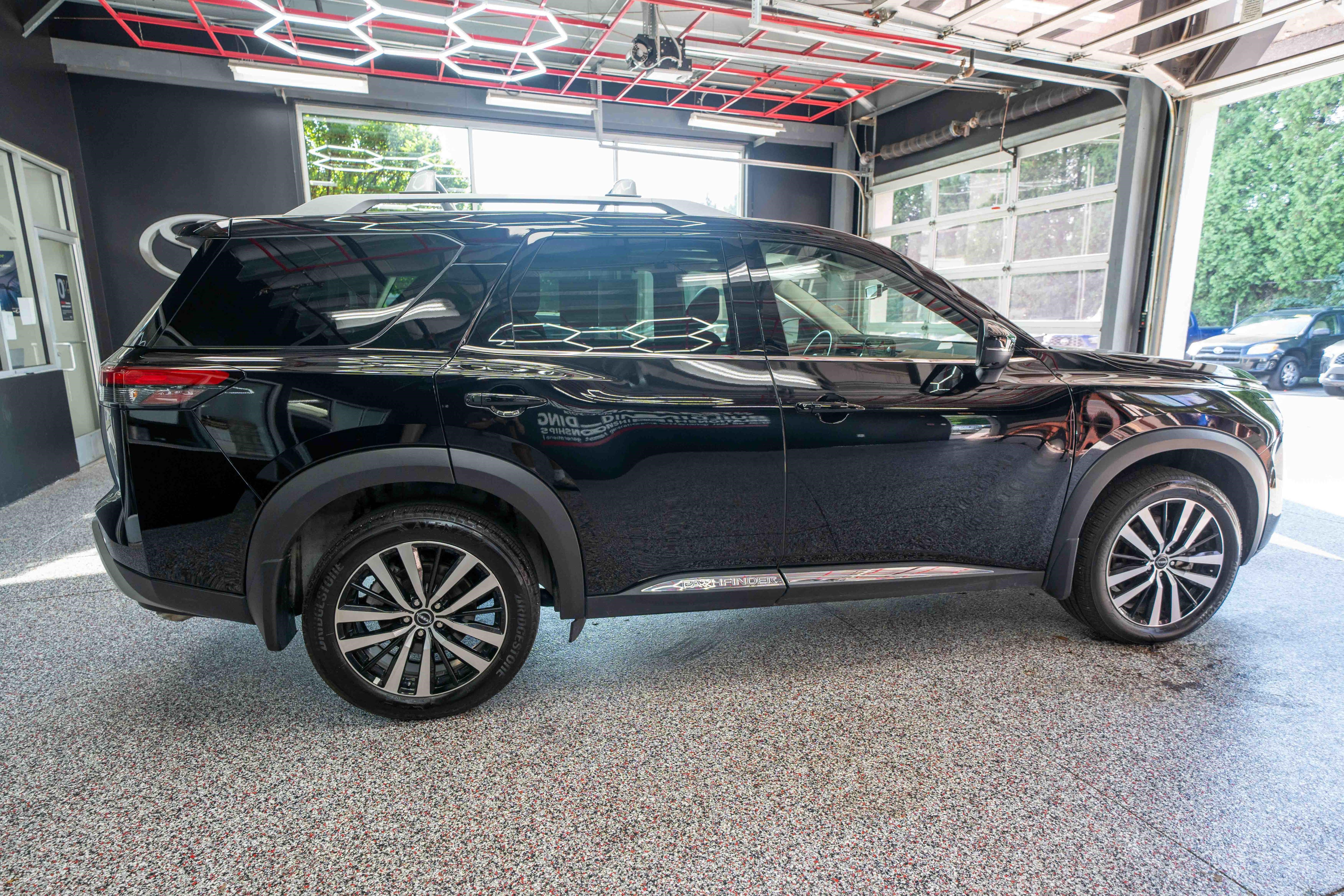 Used 2025 Nissan Pathfinder Platinum w/ Cargo Package AWD/4WD image 4